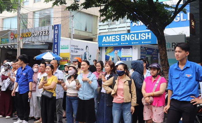 Phụ huynh hồi hộp đón con tại điểm thi Trường THPT Trần Phú (phường Hải Châu). Ảnh: NGỌC HÀ