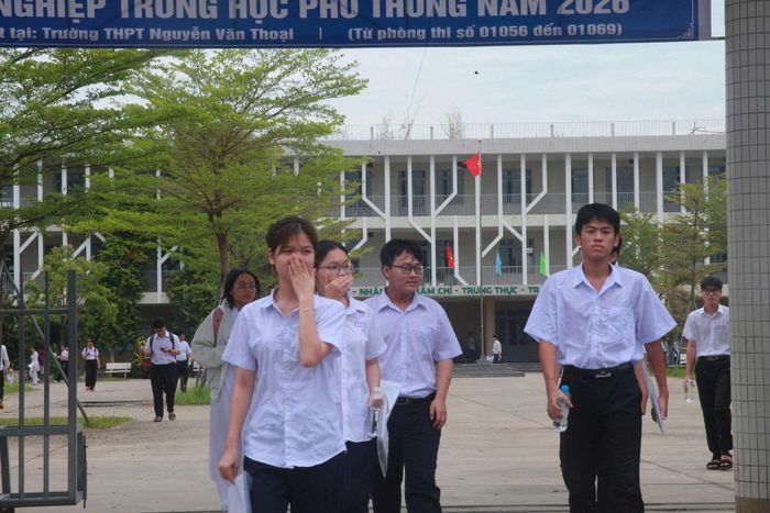 Thí sinh hoàn thành môn thi đầu tiên tại điểm thi Trường THPT Nguyễn Văn Thoại. Ảnh: NGỌC HÀ