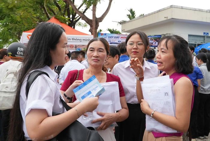 Phụ huynh và thí sinh tại điểm thi Trường THPT chuyên Nguyễn Bỉnh Khiêm, phường Bàn Thạch. Ảnh: HỒ QUÂN