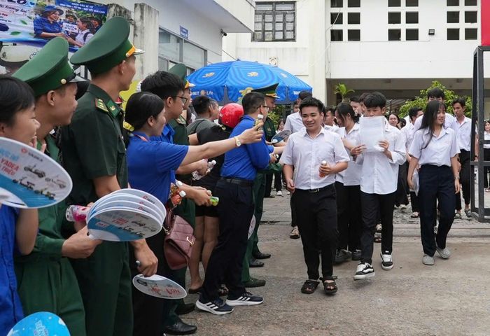 Thí sinh rời điểm thi Trường THPT chuyên Nguyễn Bỉnh Khiêm (phường Bàn Thạch) sau môn thi đầu tiên. Ảnh: HỒ QUÂN
