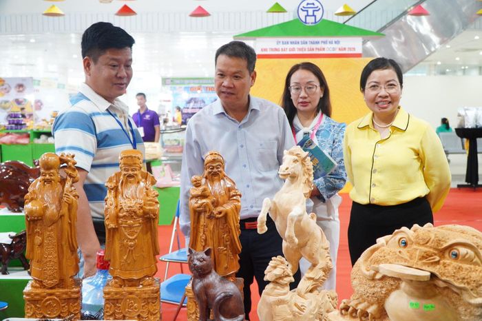 Chủ tịch UBND thành phố Nguyễn Mạnh Hùng thăm gian hàng trưng bày sản phẩm của thành phố Hà Nội. Ảnh: VINH ANH