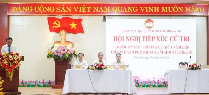 Tổ đại biểu số 5 HĐND thành phố tiếp xúc cử tri phường Hòa Xuân. Ảnh: VINH ANH
