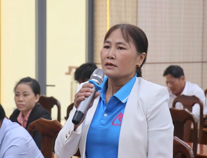 Cử tri xã Đại Lộc nêu ý kiến tại buổi tiếp xúc. Ảnh: QUỐC TUẤN