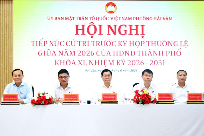 Tổ đại biểu số 4 HĐND thành phố tiếp xúc cử tri phường Hải Vân. Ảnh: TRỌNG HUY