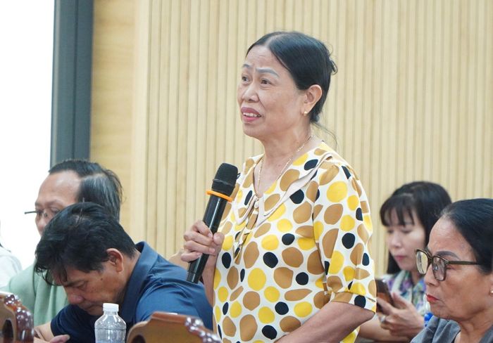 Cử tri phường Hòa Xuân phát biểu tại hội nghị. Ảnh: VINH ANH