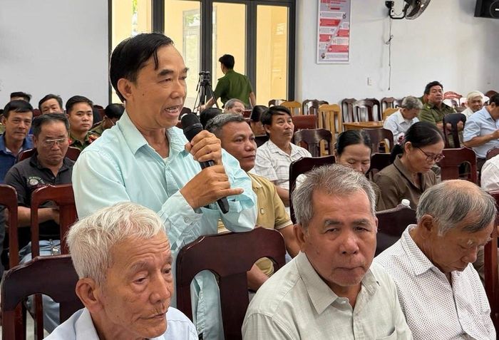 Người dân góp ý tại diễn đàn. Ảnh: KHÁNH LINH