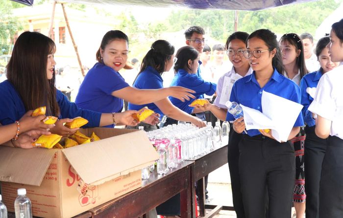 Đoàn viên, thanh niên tiếp sức mùa thi tại điểm thi Trường THPT Tây Giang. Ảnh: HỒ QUÂN