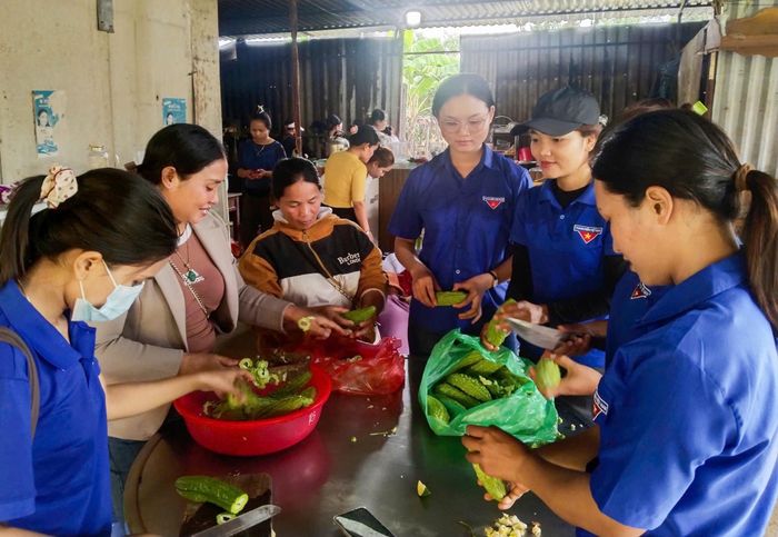 Đoàn viên, thanh niên hỗ trợ cấp dưỡng Trường THPT Nguyễn Văn Trỗi (xã La Dêê) nấu ăn cho thí sinh. Ảnh: HỒ QUÂN