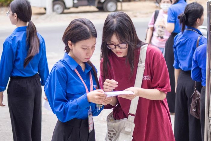 Đoàn thanh niên tại điểm thi Trường THPT Phan Châu Trinh (phường Hải Châu) hỗ trợ thí sinh. Ảnh: NGỌC HÀ