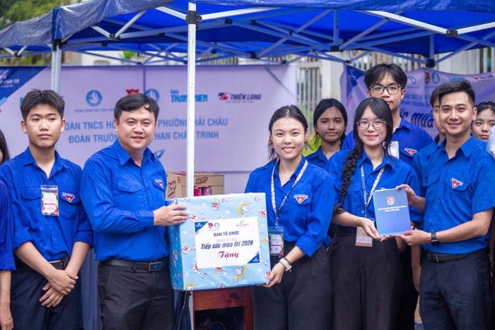 Bí thư Thành đoàn Đà Nẵng Lê Công Hùng (thứ 2, từ trái sang) thăm, động viên các đội tiếp sức mùa thi. Ảnh: NGỌC HÀ