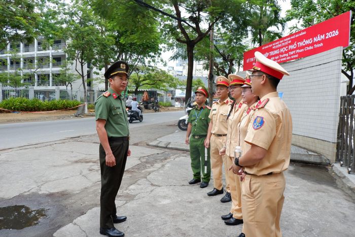 Đại tá Nguyễn Đại Đồng, Phó Giám đốc Công an thành phố, Phó Trưởng ban Chỉ đạo Kỳ thi tốt nghiệp THPT năm 2026 động viên lực lượng làm công tác thi tại Trường THPT Phan Châu Trinh. Ảnh: NGỌC HÀ
