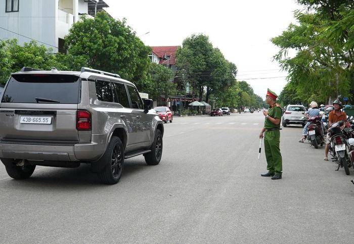 Công an phường Bàn Thạch tham gia phân luồng giao thông trước điểm thi Trường THPT chuyên Nguyễn Bỉnh Khiêm. Ảnh: HỒ QUÂN