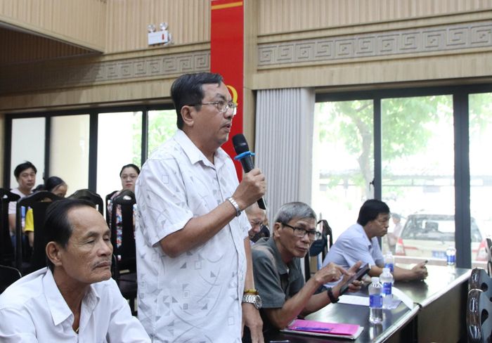 Cử tri phường Hòa Khánh kiến nghị tại buổi tiếp xúc. Ảnh: TRỌNG HUY