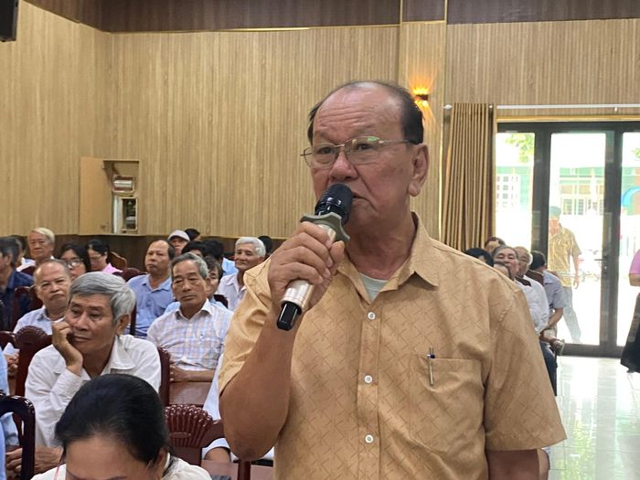 Cử tri phường Cẩm Lệ phát biểu tại hội nghị. Ảnh: VĨNH LỘC