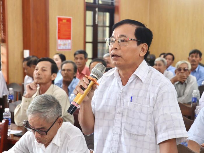 Cử tri xã Hà Nha phát biểu tại buổi tiếp xúc. Ảnh: QUỐC TUẤN