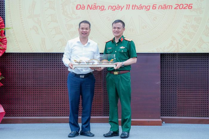 Chủ tịch UBND thành phố Nguyễn Mạnh Hùng (bên trái) tặng quà lưu niệm cho Trung tướng Tào Đức Thắng, Chủ tịch kiêm Tổng Giám đốc Tập đoàn Viettel. Ảnh: T.CÔNG