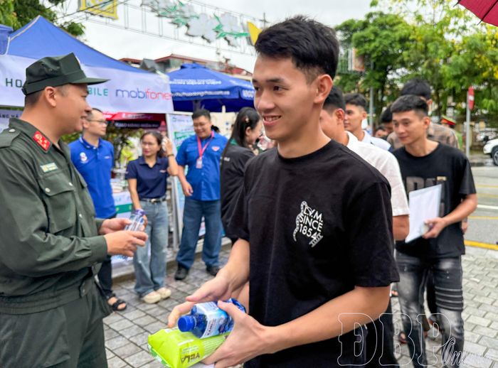 Thí sinh được "tiếp lửa" từ những đội hình tình nguyện.