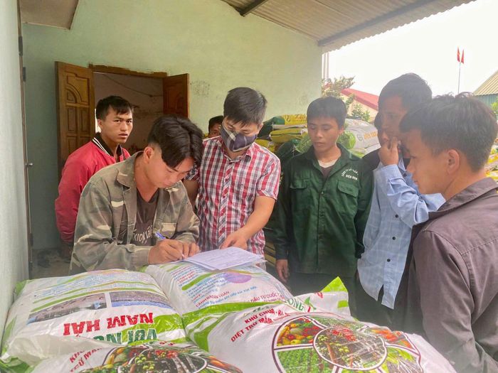 Nông dân nhận phân bón chuẩn bị sản xuất vụ mùa.