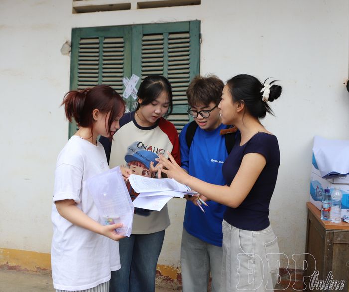 Thí sinh trao đổi, chia sẻ cảm nhận về đề thi sau khi hoàn thành bài thi Ngữ văn.