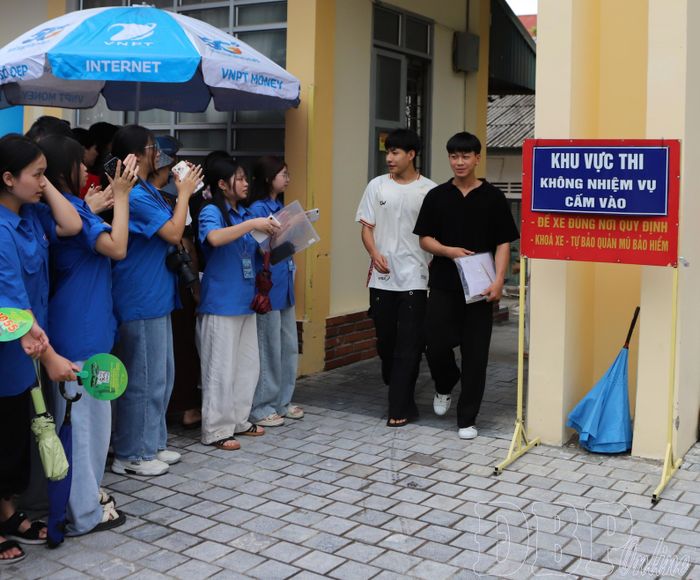 Những thí sinh đầu tiên hoàn thành môn thi Ngữ văn tại điểm thi Trường THPT Điện Biên Phủ.
