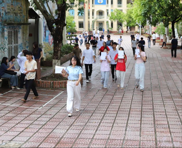 Thí sinh tại điểm thi Trường THPT Điện Biên phủ ra về sau khi hoàn thành môn thi đầu tiên.