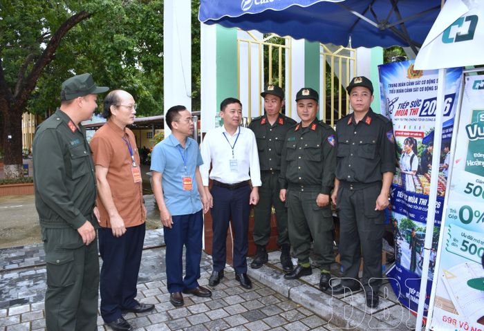 Phó Chủ tịch UBND tỉnh Nguyễn Văn Đoạt động viên các lực lượng tham gia tiếp sức mùa thi.