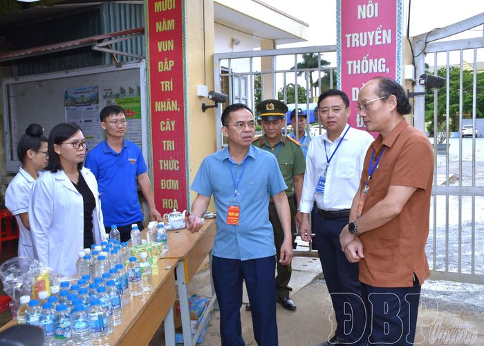 Phó Chủ tịch UBND tỉnh Nguyễn Văn Đoạt nắm bắt tình hình công tác y tế phục vụ kỳ thi.