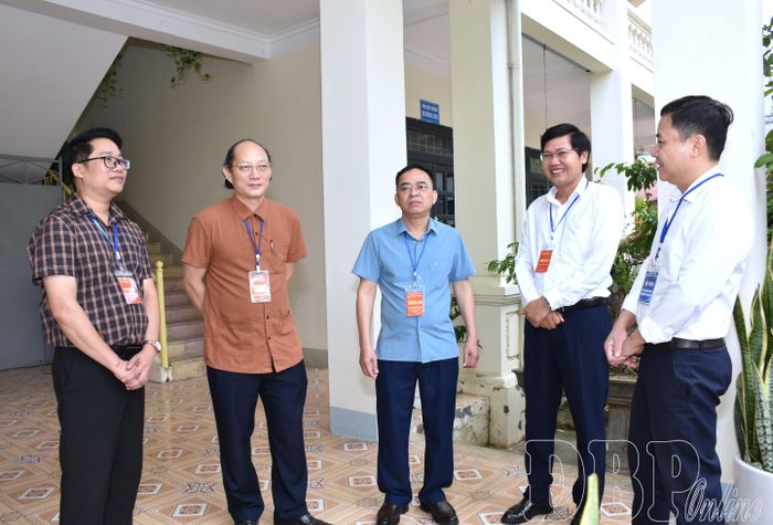 Phó Chủ tịch UBND tỉnh Nguyễn Văn Đoạt kiểm tra tại điểm thi Trường THPT Điện Biên Phủ.