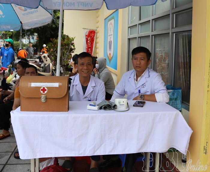 Cán bộ y tế túc trực thực hiện nhiệm vụ tại điểm thi Trường THPT Điện Biên Phủ.