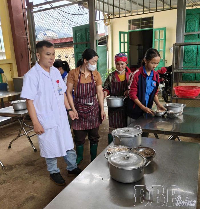 Cán bộ y tế kiểm tra bếp ăn tập thể tại các điểm thi trên địa bàn xã Tủa Chùa.