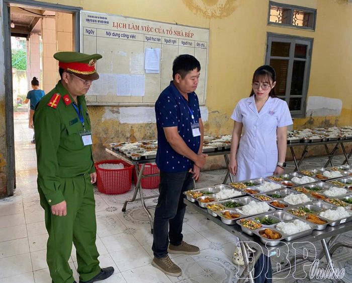 Cán bộ y tế phối hợp kiểm tra bếp ăn tập thể tại các điểm thi trên địa bàn xã Tuần Giáo.