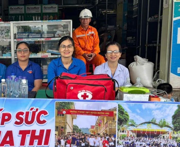 Cán bộ y tế túc trực làm nhiệm vụ tại điểm thi Trường THPT Mường Ảng.