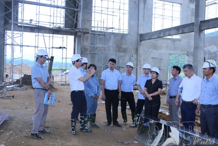 Chủ tịch UBND tỉnh Lê Văn Lương và đoàn công tác kiểm tra, thực tế hạng mục nhà đa năng của Trường Phổ thông nội trú liên cấp Tiểu học và Trung học cơ sở xã Sam Mứn.