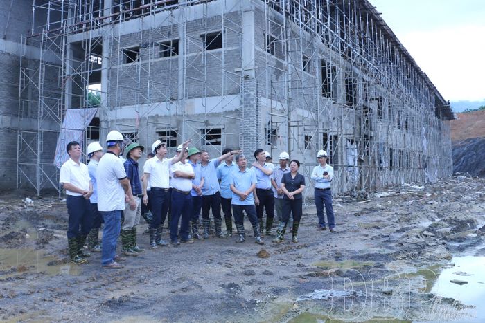 Chủ tịch UBND tỉnh Lê Văn Lương và đoàn công tác thực tế, kiểm tra tại dự án Trường Phổ thông nội trú liên cấp Tiểu học và Trung học cơ sở xã Núa Ngam.