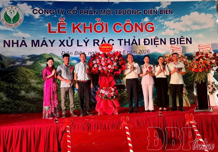 Phó Chủ tịch UBND tỉnh Nguyễn Minh Phú tặng hoa chúc mừng lễ khởi công.