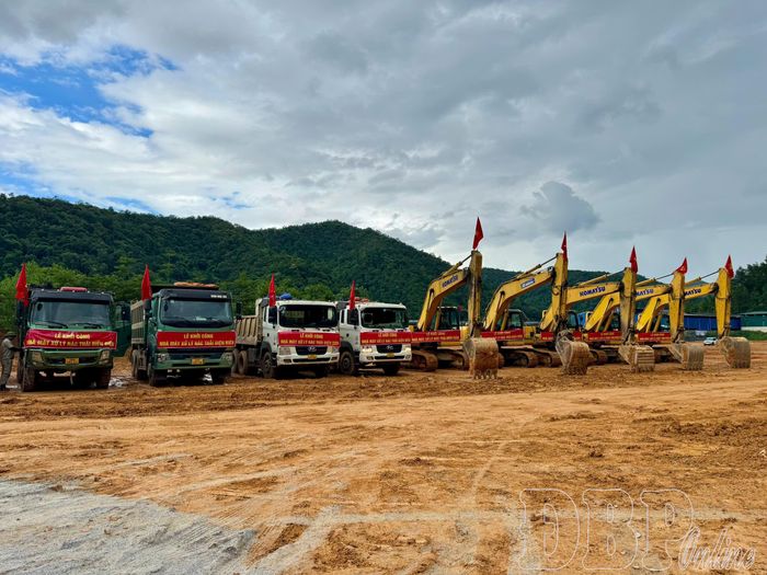 Đơn vị thi công tập trung máy móc chuẩn bị thi công.