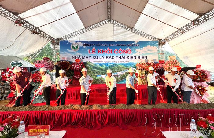 Đại biểu thực hiện nghi thức động thổ Dự án.