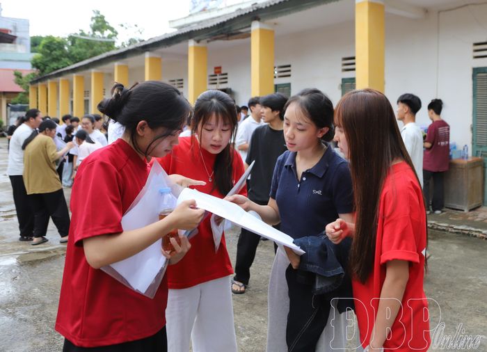 Thí sinh trao đổi, chia sẻ đáp án các môn thi trong ngày thi đầu tiên tại điểm thi Trường THPT Điện Biên Phủ.