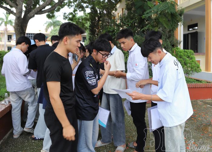 Thí sinh trao đổi đáp án đề thi môn Toán tại điểm thi Trường THPT Thanh Chăn.