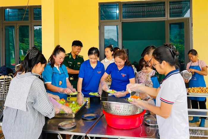 ĐVTN, hội viên phụ nữ và các lực lượng cùng tham gia chế biến, phục vụ bữa ăn miễn phí cho thí sinh.