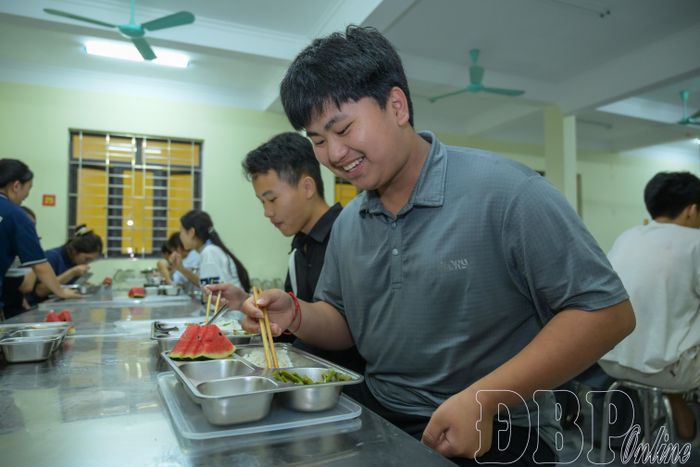 Hảng A Tú, học sinh lớp 12C5, Trung tâm Giáo dục nghề nghiệp - Giáo dục thường xuyên 1 cho biết: Các khẩu phần ăn đều đảm bảo dinh dưỡng, đủ no, ngon miệng và được đổi món qua từng bữa.