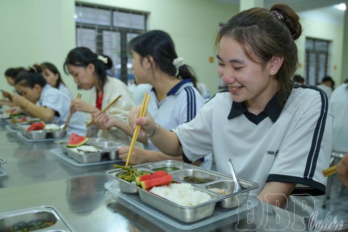 Các sĩ tử dùng bữa tối sau khi hoàn thành ngày thi đầu tiên của Kỳ thi tốt nghiệp THPT năm 2026.