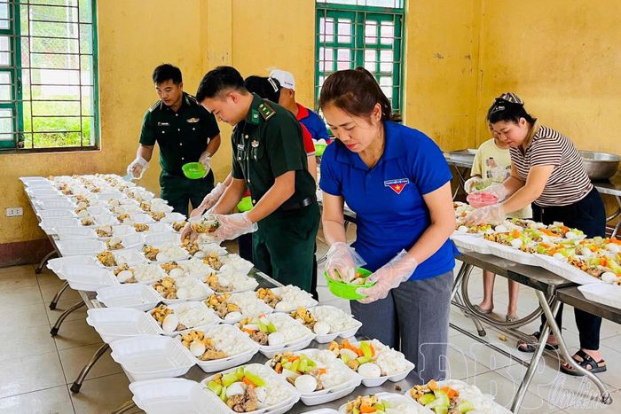 Các tình nguyện viên khẩn trương chuẩn bị bữa tối cho thí sinh tham dự Kỳ thi tốt nghiệp THPT năm 2026 tại xã Nà Hỳ.