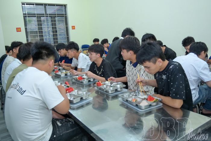Vừa dùng bữa, các thí sinh vừa trò chuyện, trao đổi về bài thi ngày hôm nay.