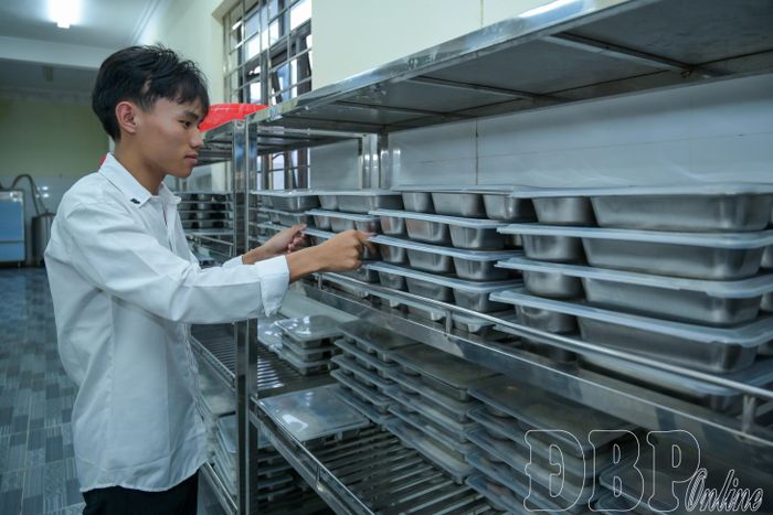 Nhiều phần ăn được bố trí sẵn ra khay, giúp các em chuẩn bị bữa ăn thuận tiện và nhanh chóng hơn.