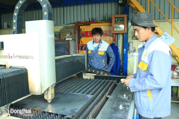 Sản xuất tại một doanh nghiệp cơ khí, chế tạo ở phường Trảng Dài.
