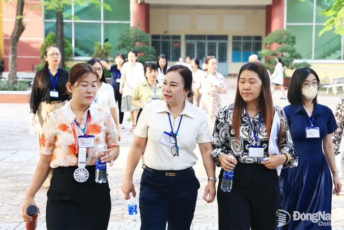 Giám thị lên phòng thi thực hiện nhiệm vụ. Ảnh: Công Nghĩa