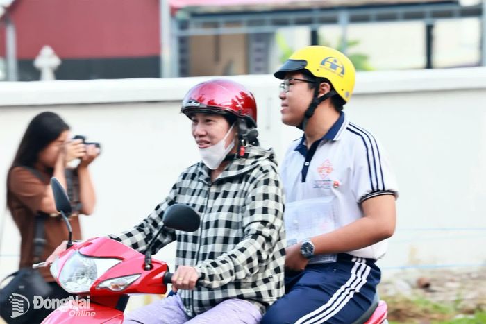 Phụ huynh đưa thí sinh đến điểm thi. Ảnh: Công Nghĩa