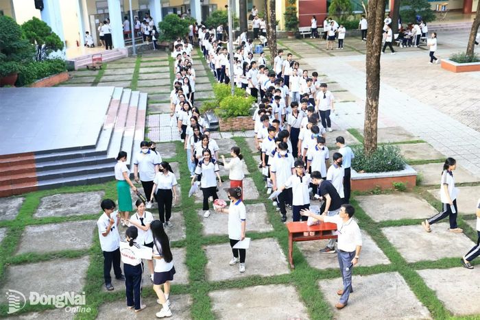 Thí sinh nghiêm túc chấp hành kiểm tra an ninh trước khi vào phòng thi. Ảnh: Công Nghĩa