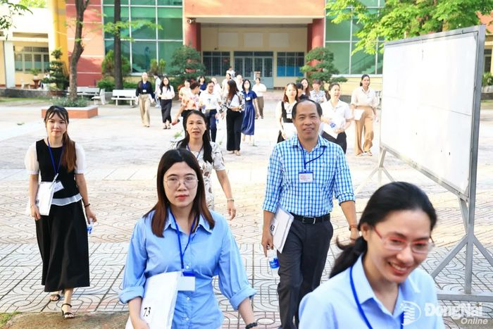 Giám thị đến phòng thi làm nhiệm vụ tại điểm thi Trường THPT Trấn Biên. Ảnh: Công Nghĩa